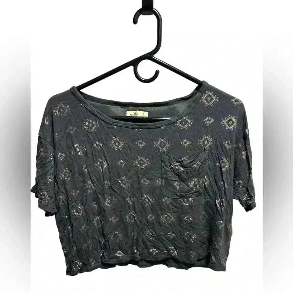 HOLLISTER GRAY AND GOLD CROP TOP